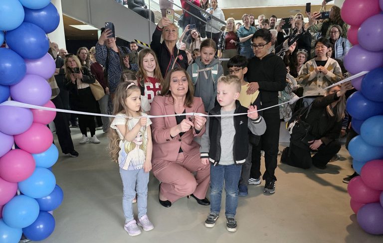 Wethouder opent Rozetje in MFC de Omnibus